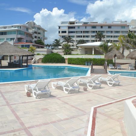 Brisas 10 Beachside Suites Канкун Екстериор снимка