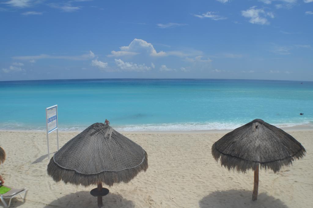 Brisas 10 Beachside Suites Канкун Екстериор снимка