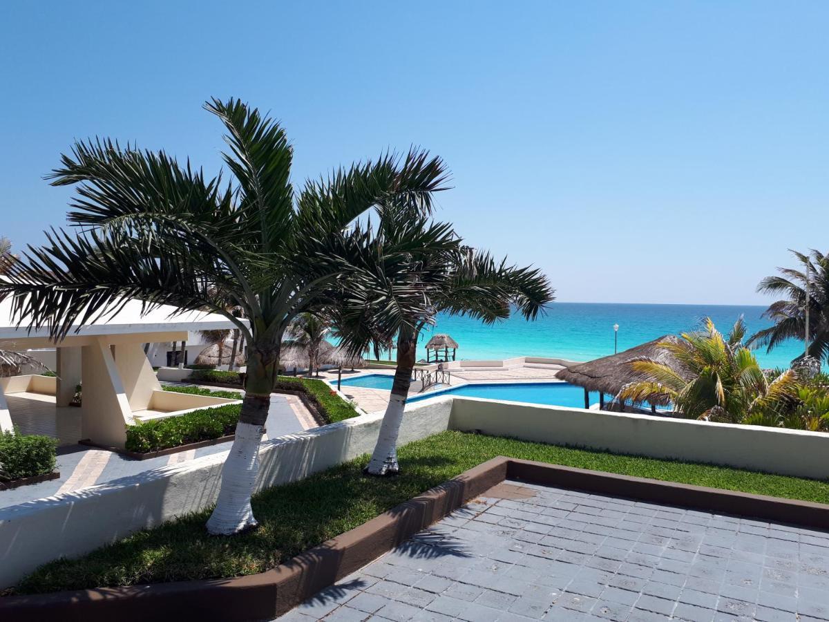 Brisas 10 Beachside Suites Канкун Екстериор снимка