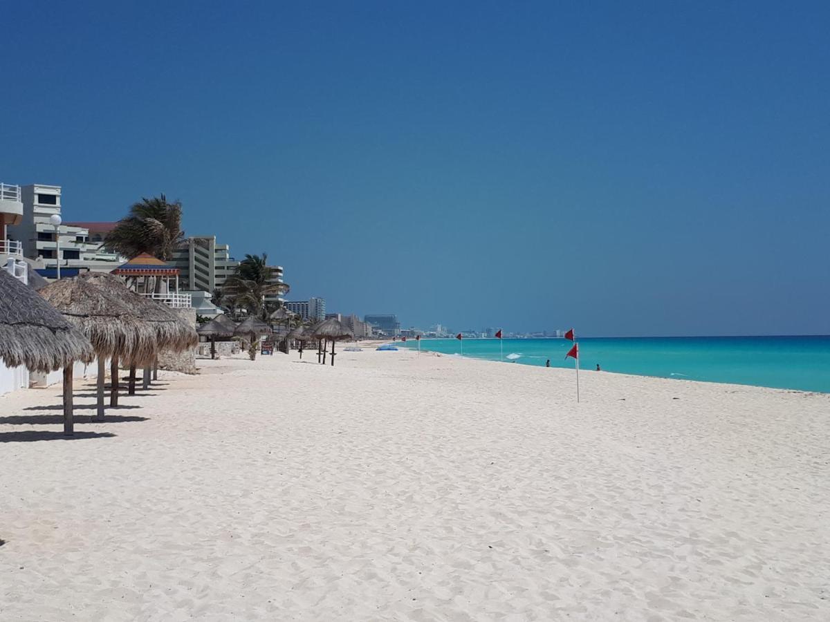 Brisas 10 Beachside Suites Канкун Екстериор снимка