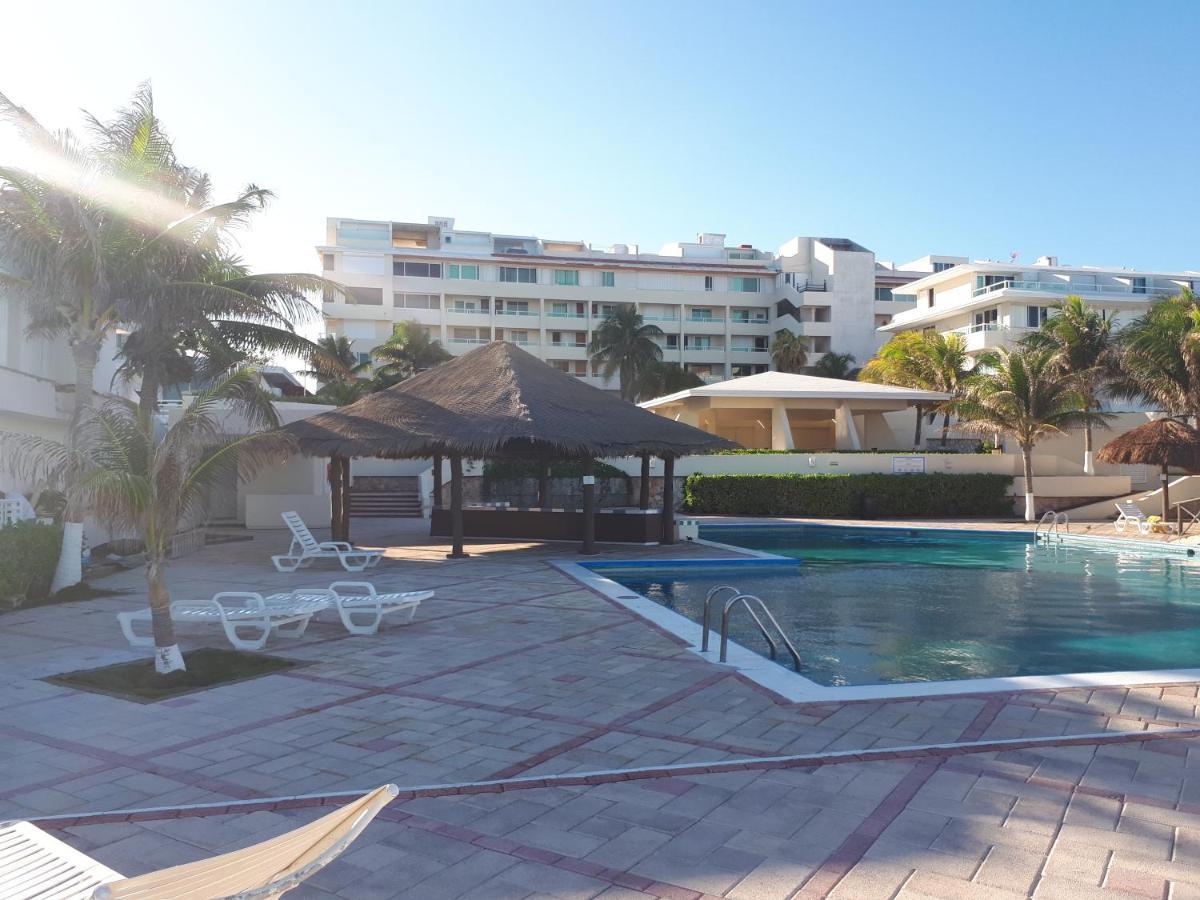 Brisas 10 Beachside Suites Канкун Екстериор снимка
